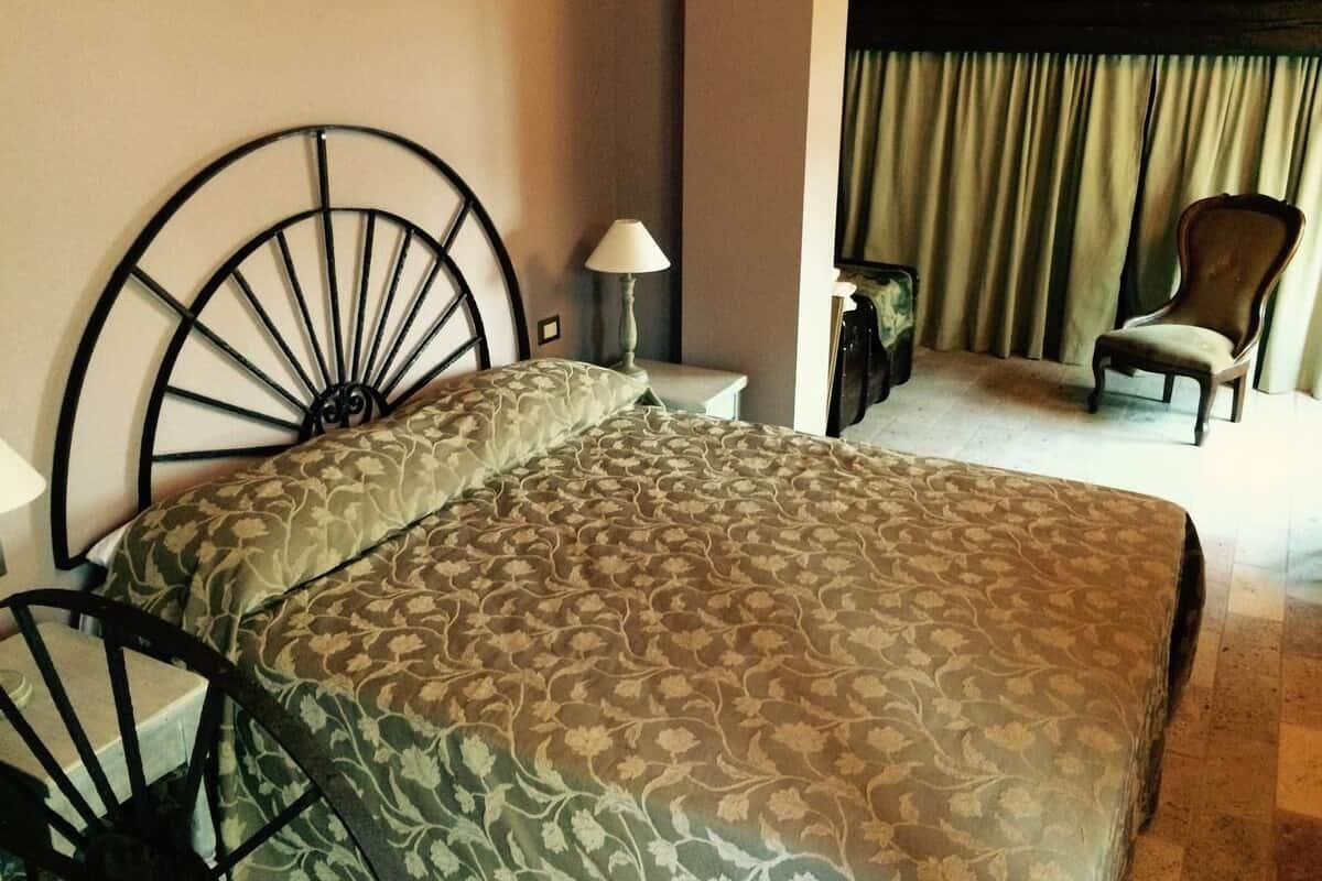 Soundproofing, free WiFi, bed sheets