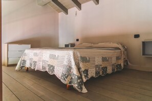 Phòng 4 | Minibar, nôi (giường cho trẻ sơ sinh) miễn phí 