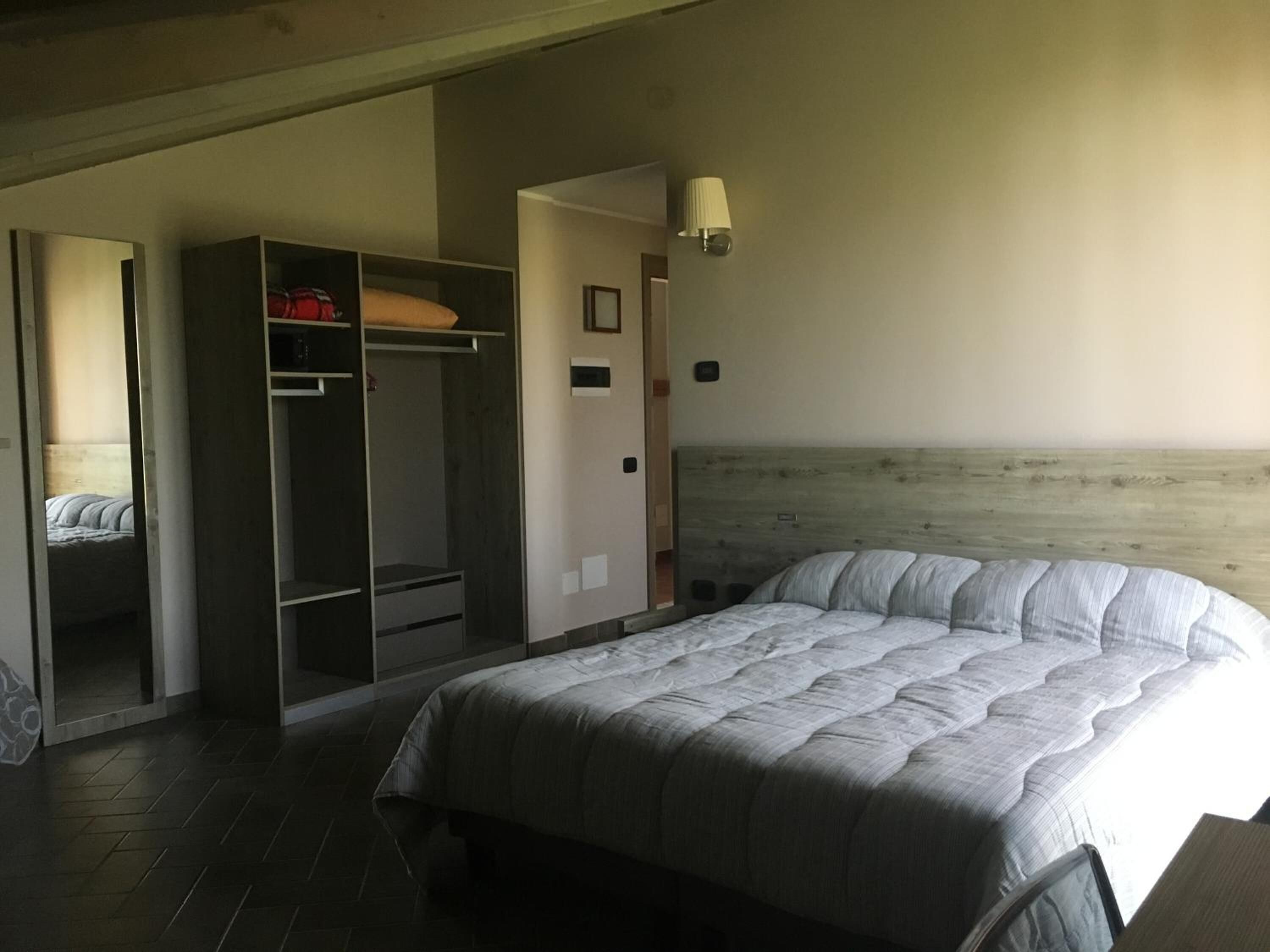 Minibar, kostenlose Babybetten, kostenloses WLAN, Bettwäsche