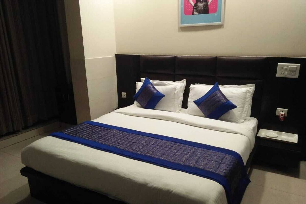 Deluxe Double Room | In-room safe, soundproofing, bed sheets