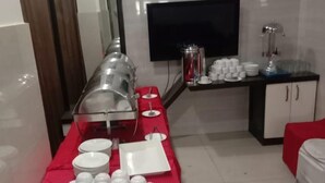 بوفيه فطور مجانًا يوميًا