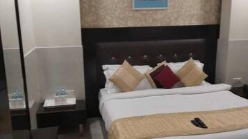 In-room safe, soundproofing, bed sheets