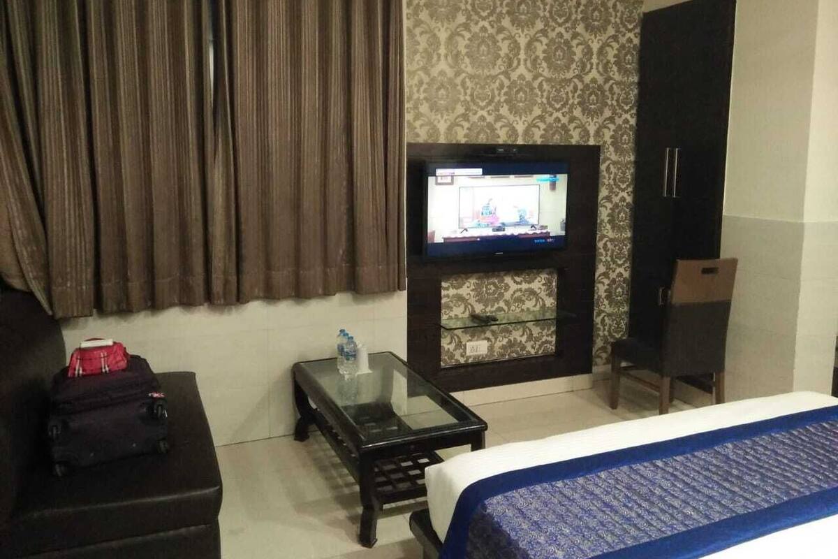 Business Double Room | In-room safe, soundproofing, bed sheets