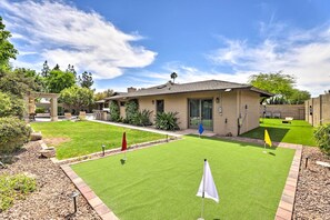 Exterior - Outdoor Kitchen: Desert Dream Home in Scottsdale! (Scottsdale)
