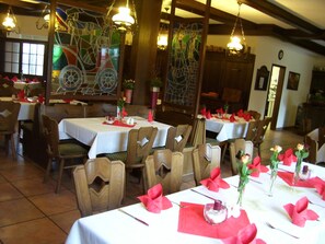 Breakfast, lunch and dinner served  - Landgasthof und Hotel Schleusenhaus (Röderland)