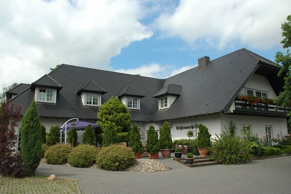 Front of property - Landgasthof und Hotel Schleusenhaus (Röderland)
