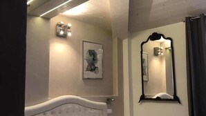 Ropa de cama de alta calidad, cubrecamas y minibar 