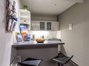 Fridge, oven, dishwasher - (204) 2-room apartment - Apartment house Villa Laura (Kühlungsborn)