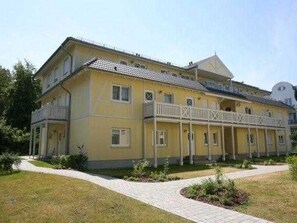A two-story building with a balcony on the second floor. - (204) 2-room apartment - Apartment house Villa Laura (Kühlungsborn)