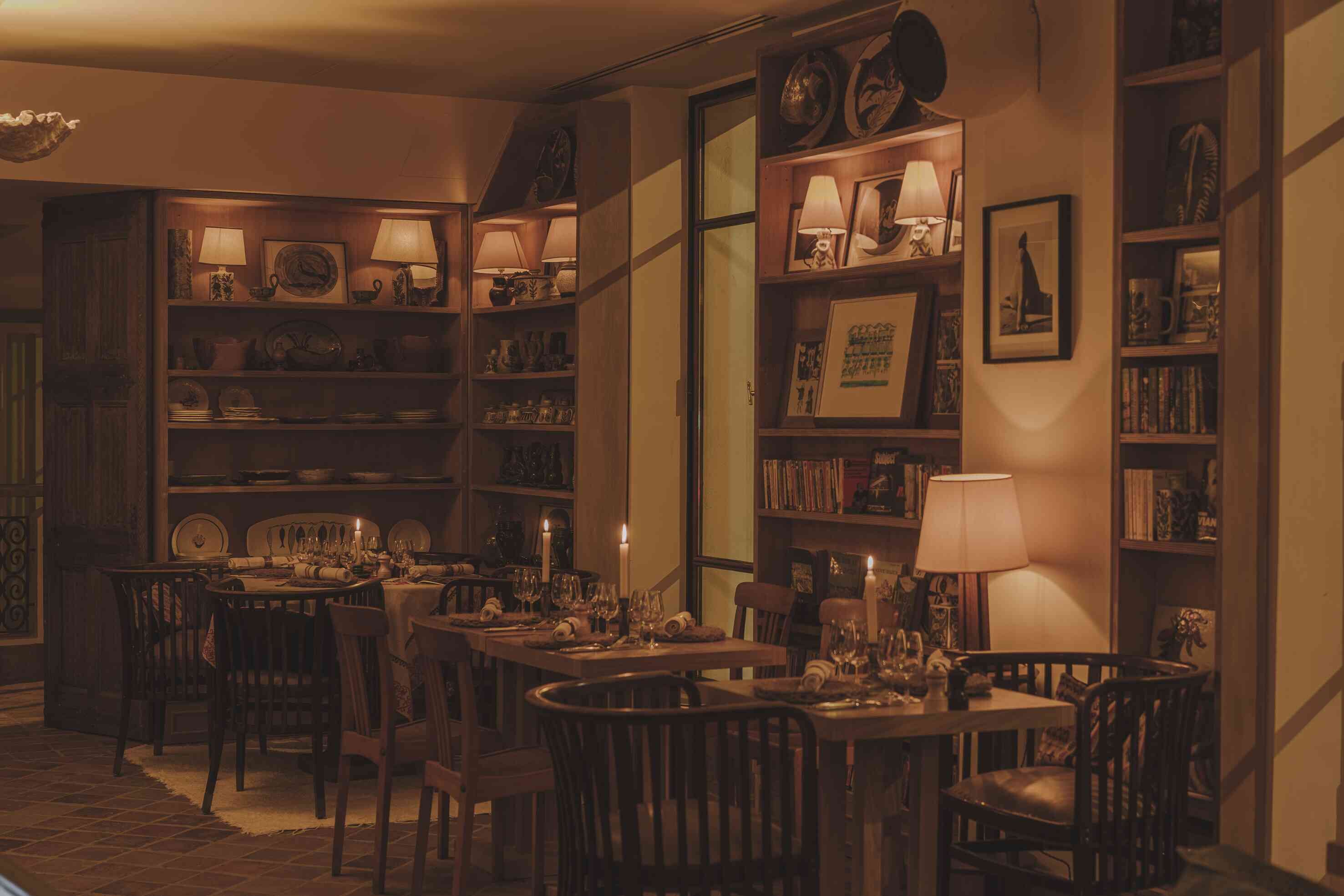 breakfast, lunch and dinner served