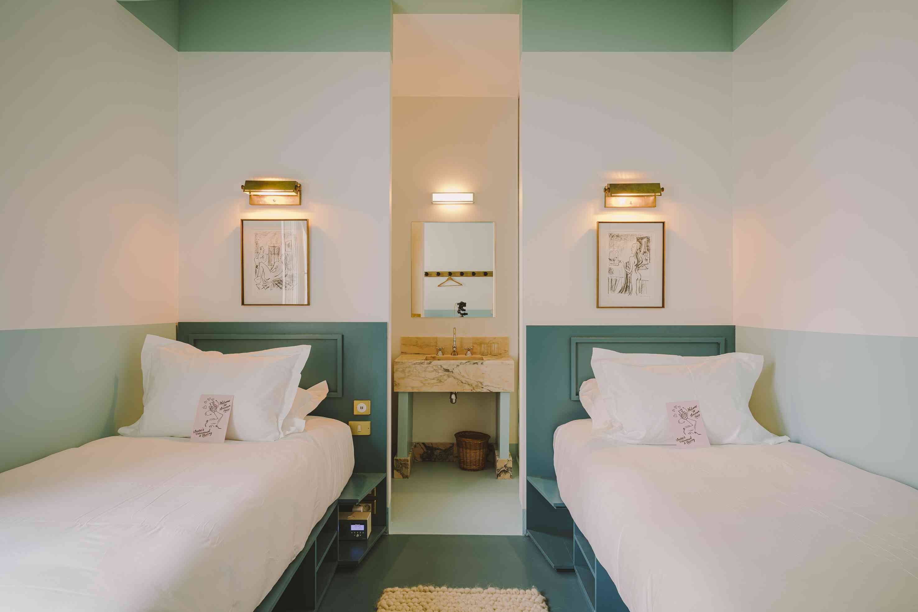 chambre petite | laptop workspace, free wifi, bed sheets, wheelchair access