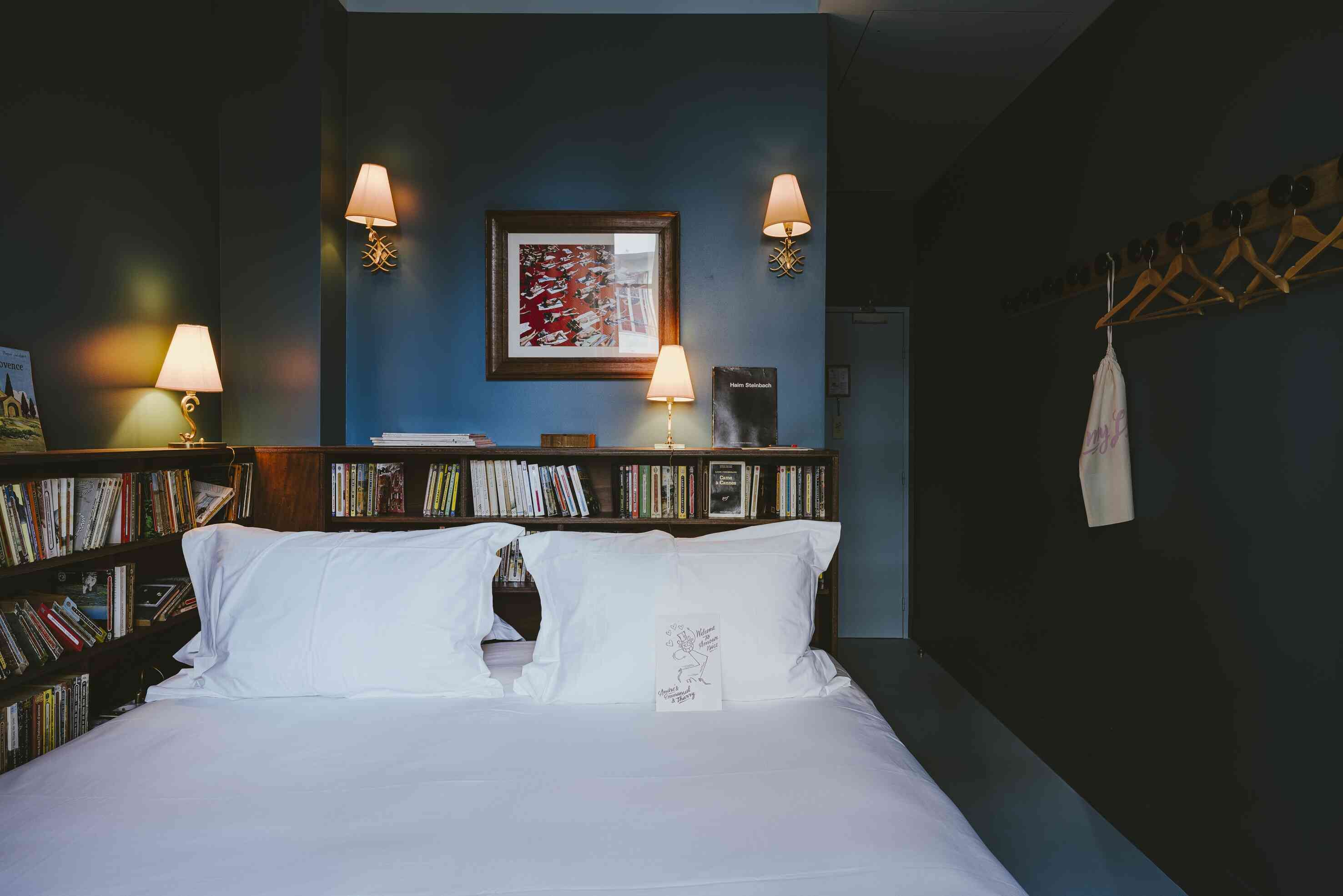 chambre petite | laptop workspace, free wifi, bed sheets, wheelchair access