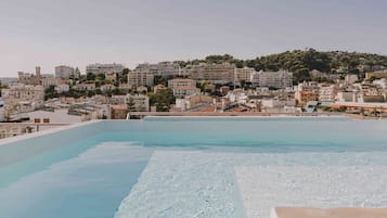 Piscine extérieure (ouverte en saison), chaises longues
