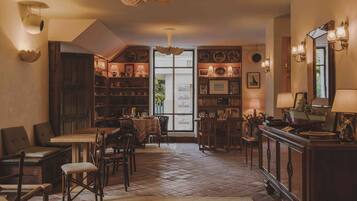 Petit déjeuner, déjeuner et dîner servis sur place