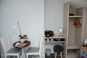 Deluxe Double Room, 1 Double Bed | Desk, blackout curtains, iron/ironing board, free WiFi - Vikings Accommodation (York)