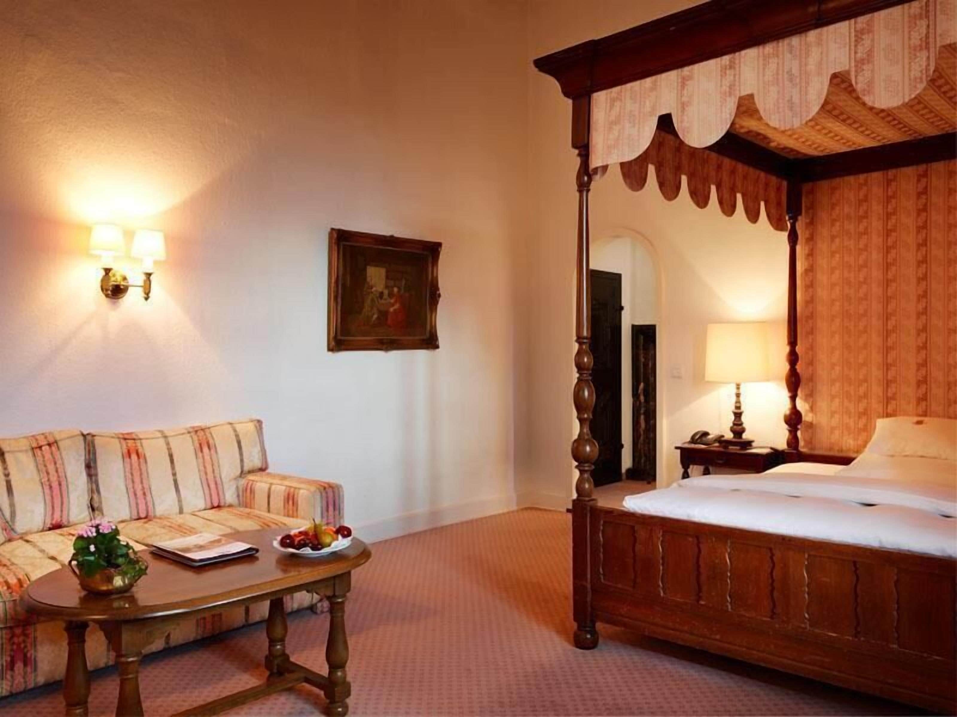 minibar, individually decorated, individually furnished, desk