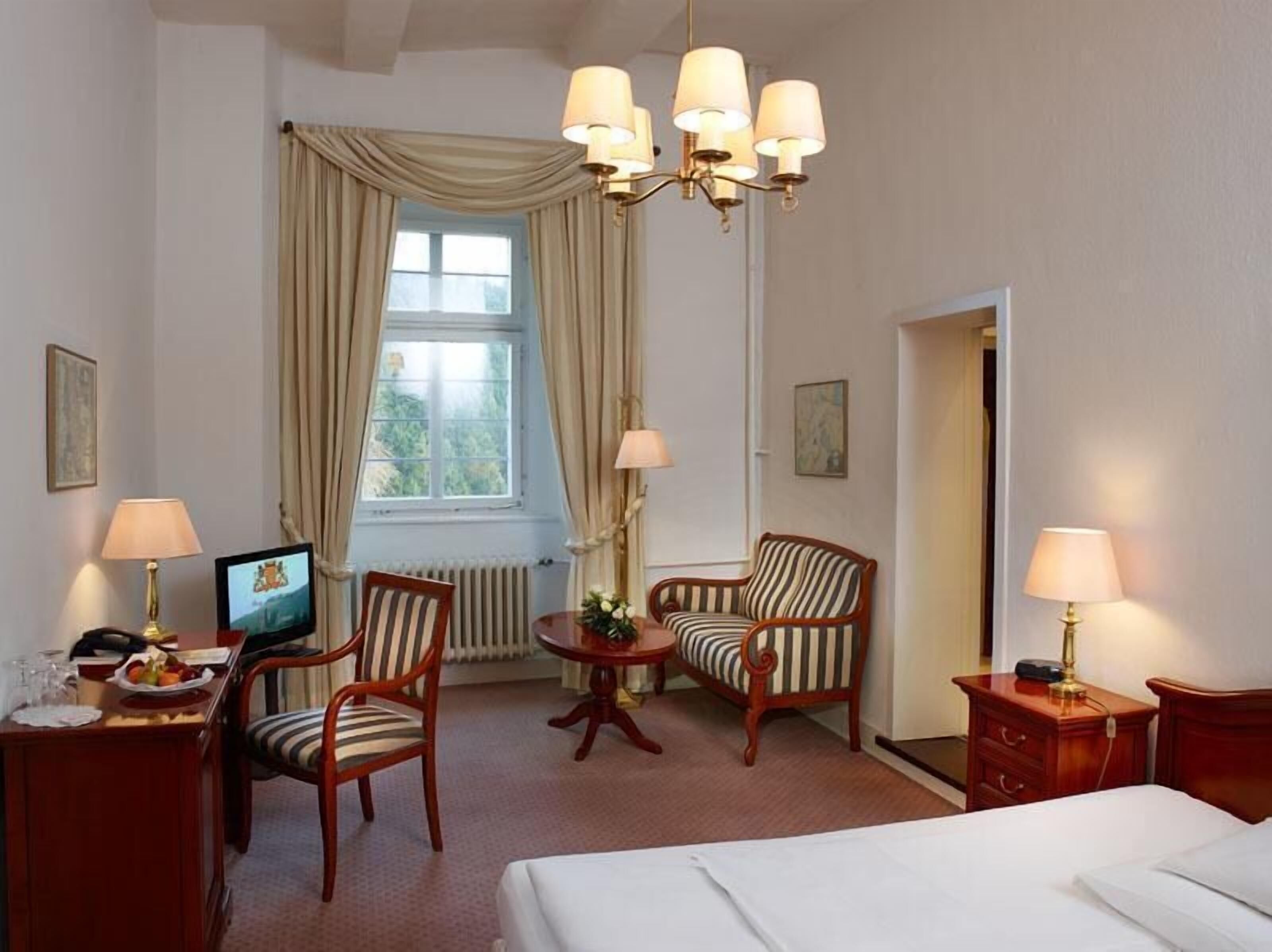 Minibar, individuell inredning, unika möbler och skrivbord