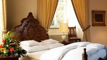 Standard Double Room | Minibar, individually decorated, individually furnished, desk