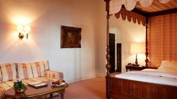 Minibar, desk, WiFi (free), individually decorated