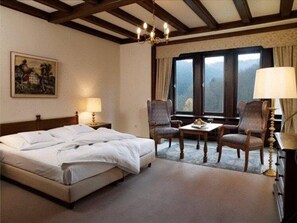 Standard Single Room | Minibar, individually decorated, individually furnished, desk