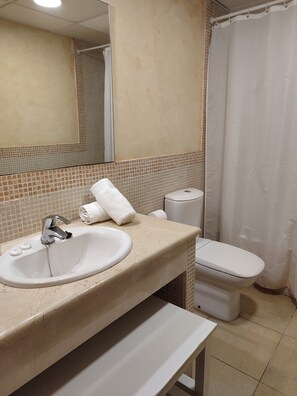Bathtub, towels