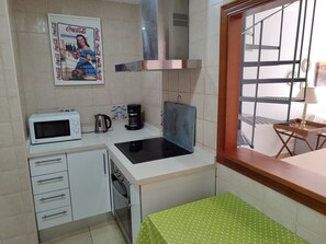 Réfrigérateur, micro-ondes, four, cafetière/bouilloire