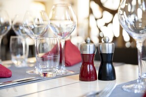 Lunch, dinner served; Regional cuisine, al fresco dining