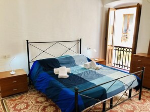 Kamar Keluarga, balkon (Bugerru) | Didekorasi berbeda-beda dan dilengkapi dengan perabotan berbeda-beda