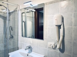 Familiekamer (Caladomestica) | Badkamer | Een douche, gratis toiletartikelen, een haardroger, een bidet