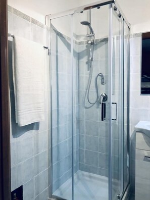 Tweepersoonskamer (Masua) | Badkamer met douche