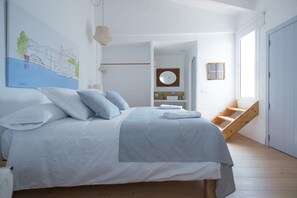 Studio Deluxe | Trang trí khác biệt, trang bị nội thất với thiết kế riêng biệt, bàn 