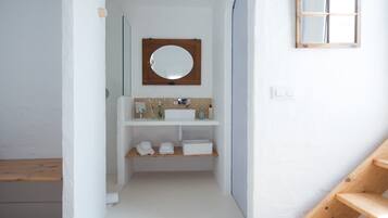 Quarto casal | Banheiro | Chuveiro, secador de cabelo, toalhas de banho, sabonete