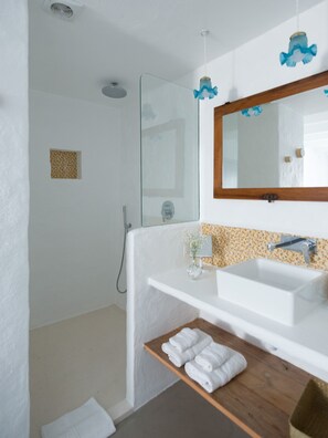 Estudio Deluxe con Cama Grande | Baño | Ducha, secador de pelo, toallas y jabón