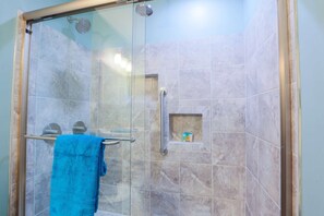 Hair dryer, soap, shampoo, toilet paper - 5 min to downtown and 15 min to beach.  Family-friendly home w/ playroom and multiple seating areas. (Mount Pleasant)