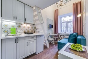 Studio Standar | Area keluarga | Televisi layar datar 24-inci dengan saluran TV kabel dan TV