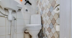 Standard Studio | Bathroom | Shower, free toiletries, hair dryer, slippers - Sokroma Mystery Aparts (St. Petersburg)