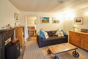 One-Bedroom House | Living area - Rosella Cottage (Pickering)