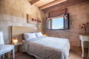 Villa, 2 slaapkamers | Luxe beddengoed, een kluis op de kamer, een strijkplank/strijkijzer