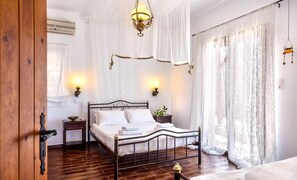4 bedrooms, in-room safe, iron/ironing board, WiFi