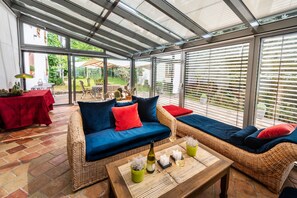 Télévision, cheminée, médiathèque, chaîne hi-fi