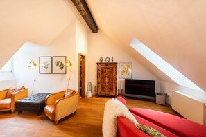 TV, fireplace, music library, stereo