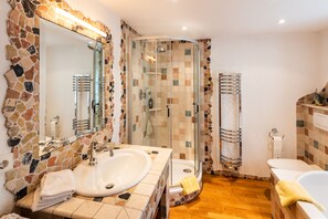 Bathtub, jetted tub, towels