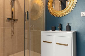 Bathroom shower - L'Oliveraie Eurocentre (Castelnau-d'Estretefonds)
