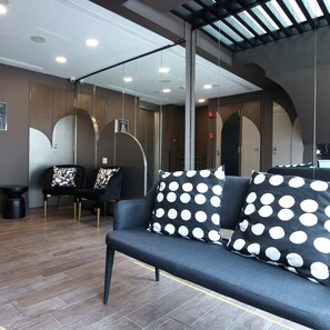 Televisi layar datar 16-inci dengan saluran TV kabel dan TV