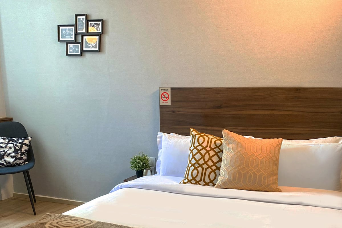 Cabin M, Window, Private bathroom | In-room safe, desk, laptop workspace, soundproofing