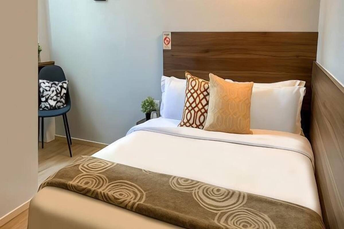 Caja de seguridad en la habitación y escritorio