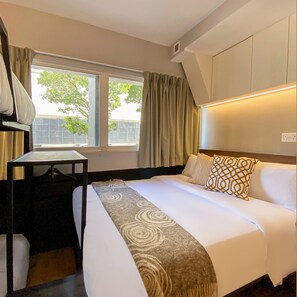 In-room safe, desk, laptop workspace, soundproofing - ST Signature Bugis Beach (Singapore)