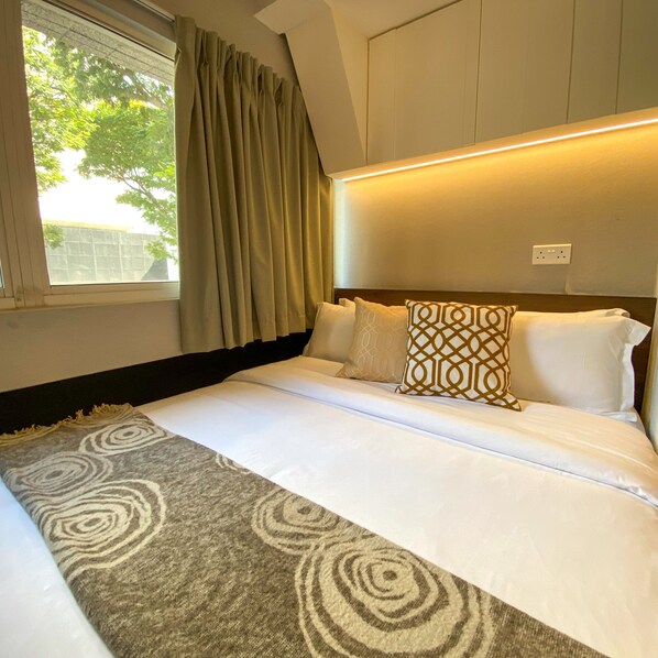 Cabin M, Window, Private bathroom | In-room safe, desk, laptop workspace, soundproofing