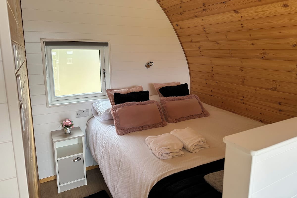 Luxury Double room with hot tub | 1 bedroom, individually decorated, individually furnished, bed sheets