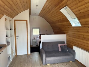 Luxury Double room with hot tub | Living area | Flat-screen TV - Southwell Retreat Glamping Pods (Southwell)
